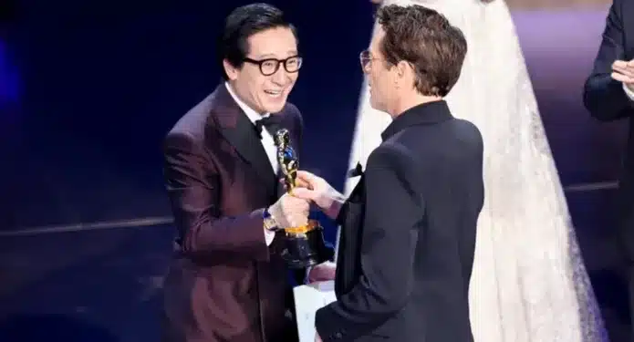 Robert Downey Jr y Ke Huy Quan en el Oscar