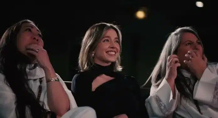 Sydney Sweeney viendo Inmaculada junto a dos pastoras asustadas