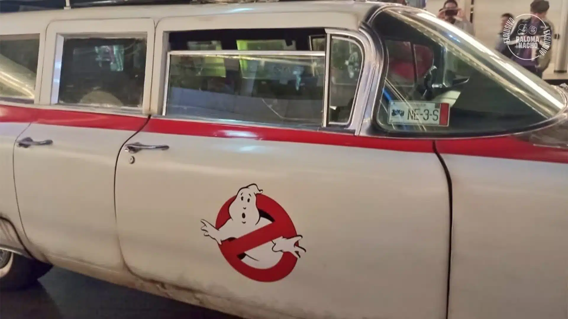 ECTO-1 con el logotipo de Ghostbusters en la puerta