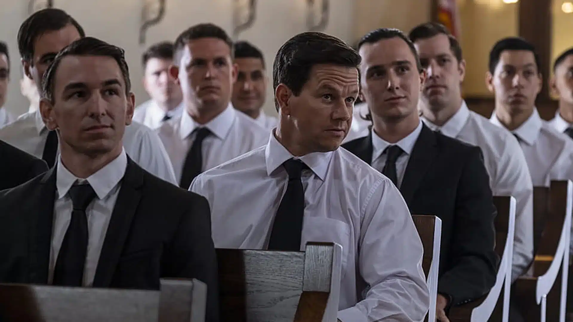 Mark Wahlberg como el padre Stu en una iglesia