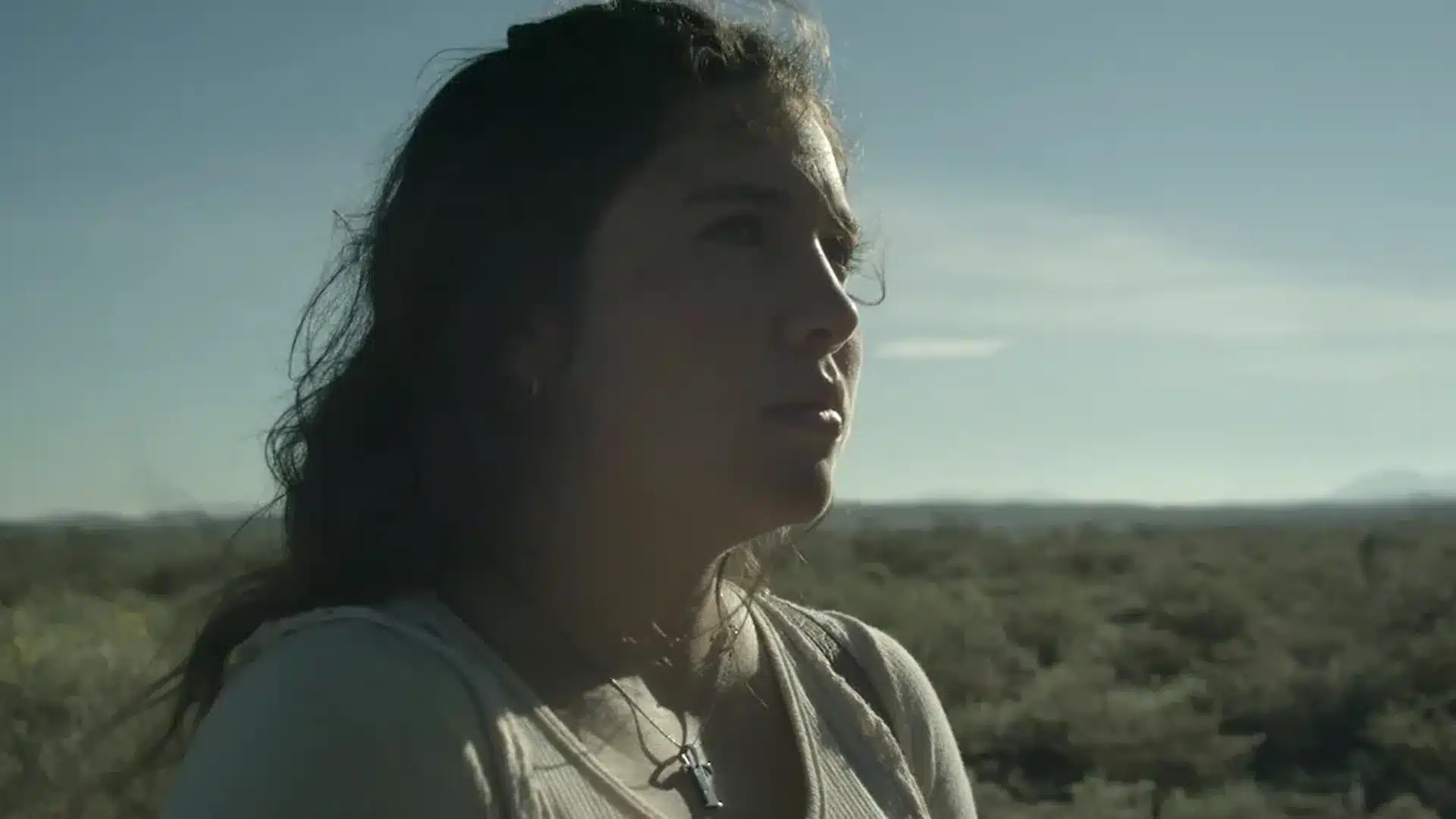 El sueño más largo que recuerdo mujer viendo al sol en un paraje