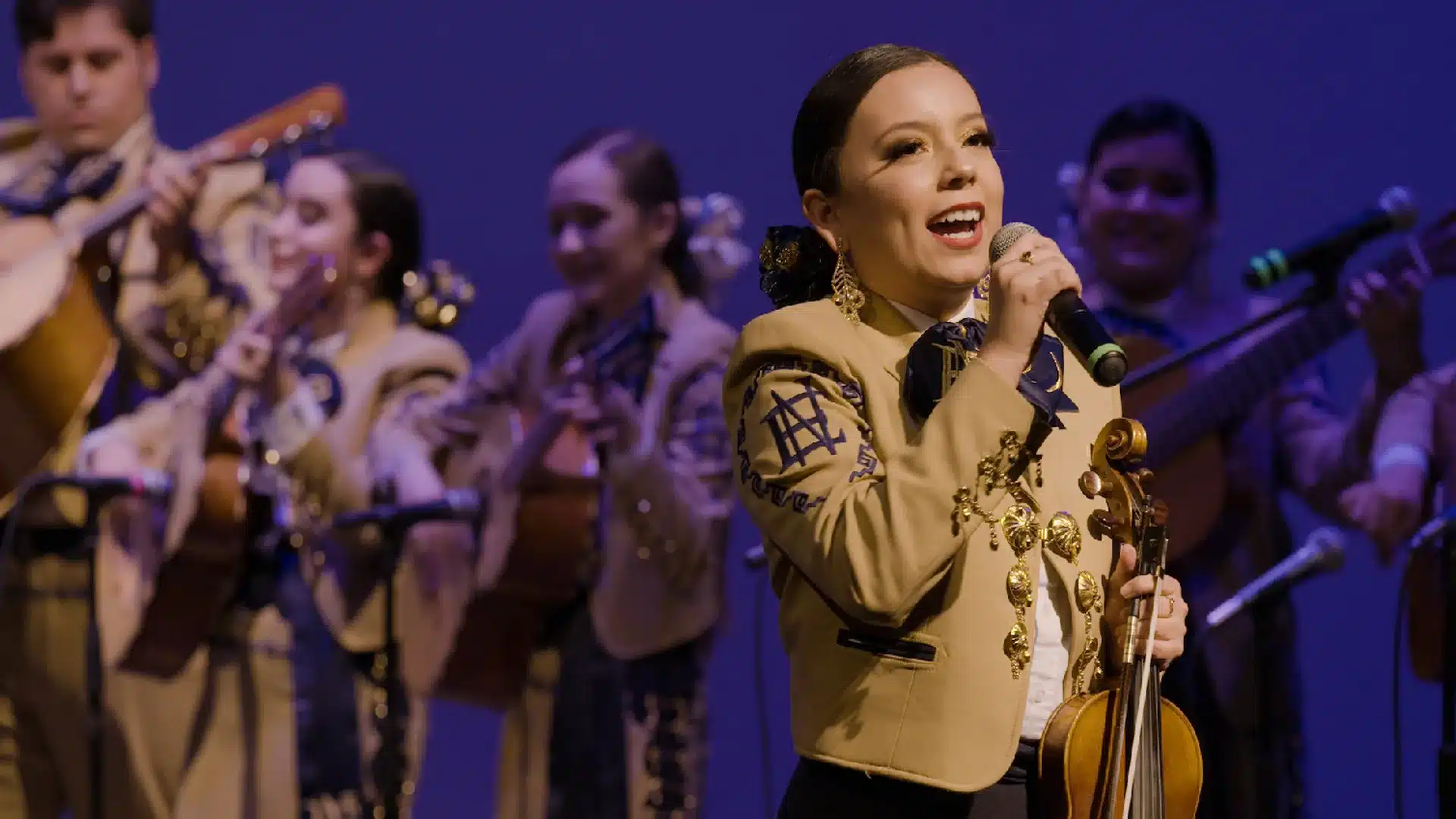 Going Varsity in Mariachi , mujer cantando con mariachi