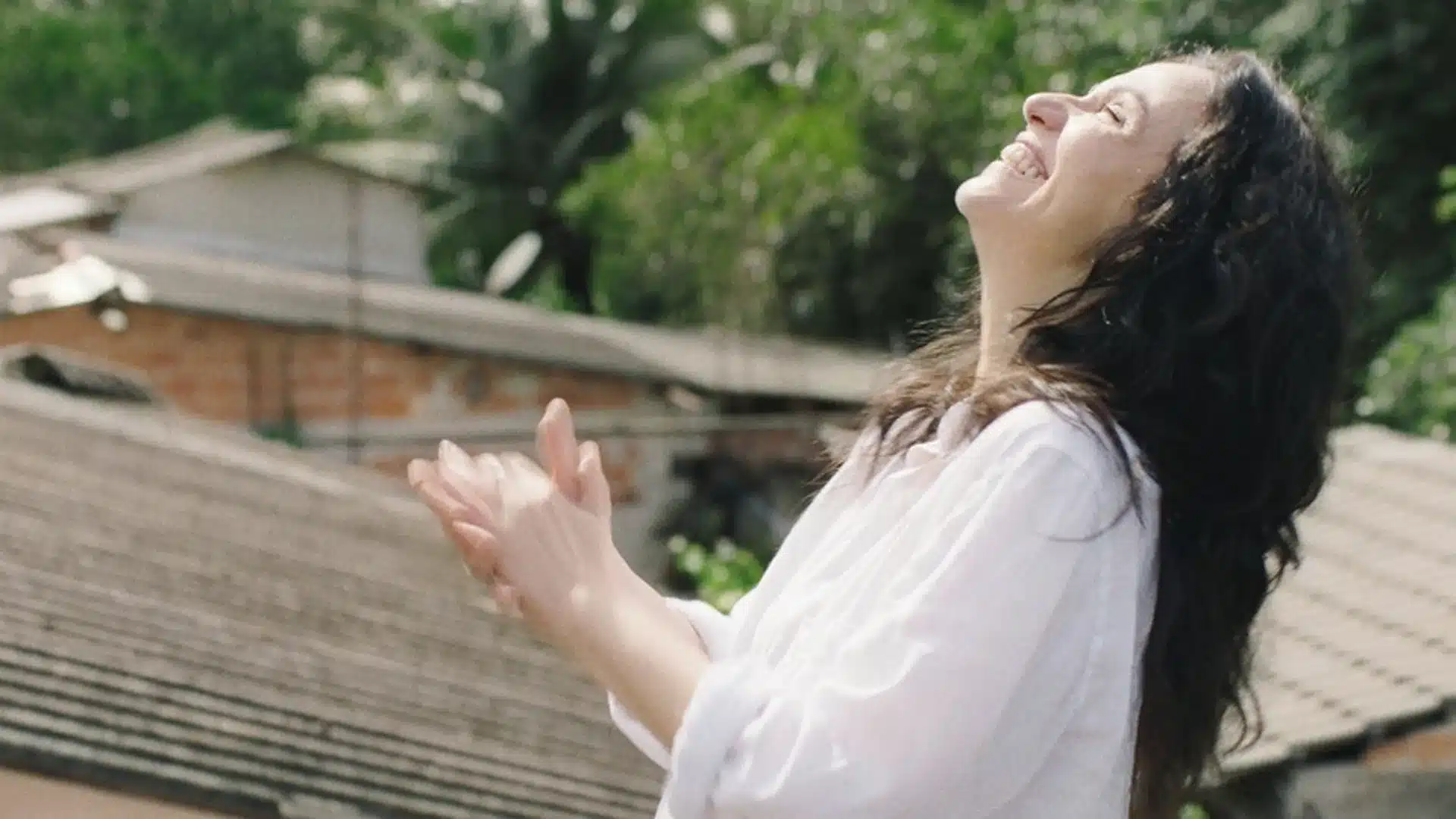 Malu película mujer feliz sonriendo