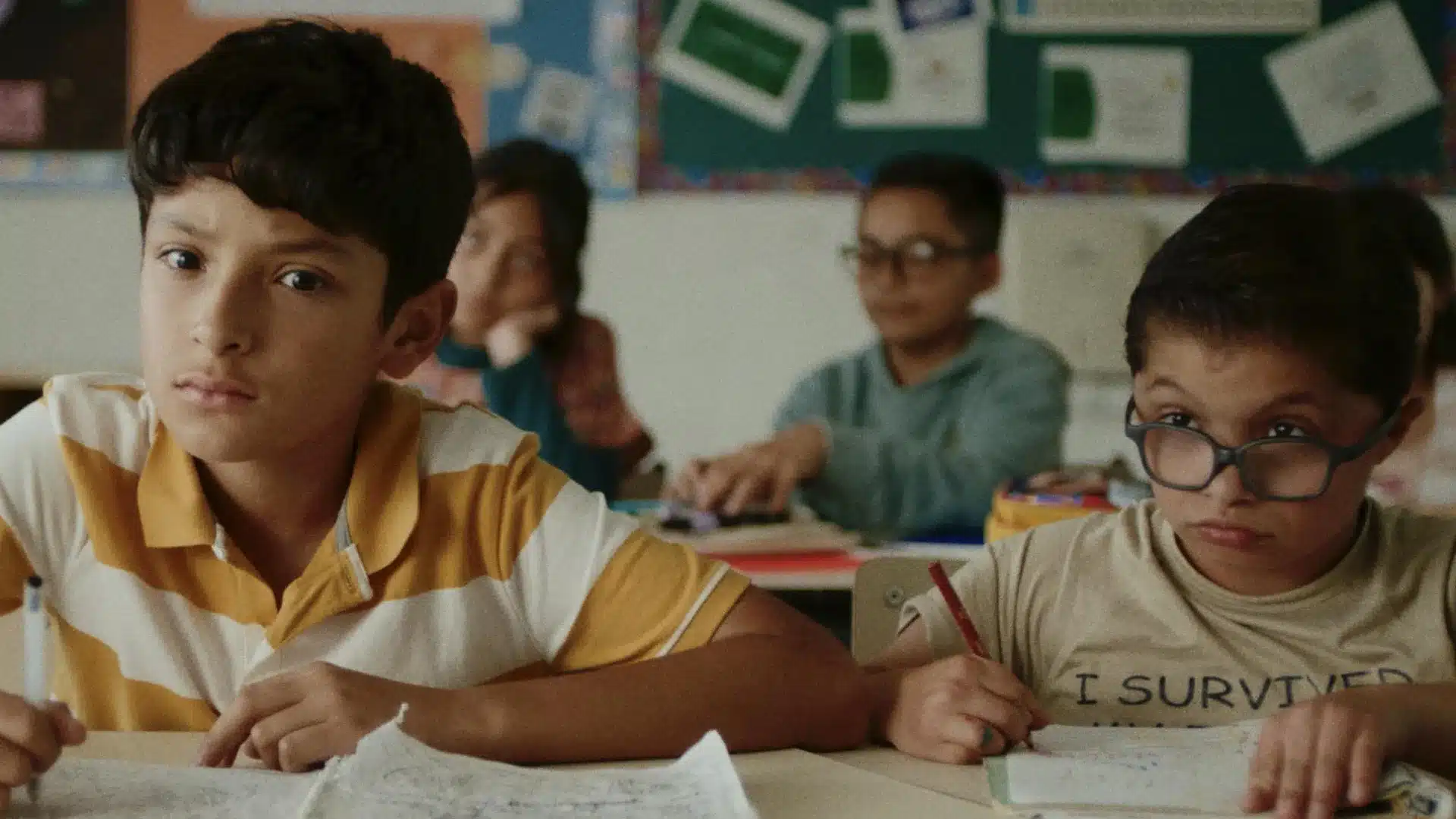 Viaje de negocios película niños estudiando en la escuela