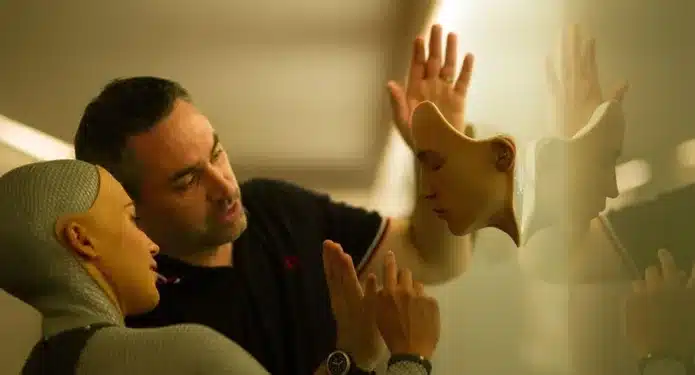 Alex Garland con Alicia Vikander en el set de Ex Machina.