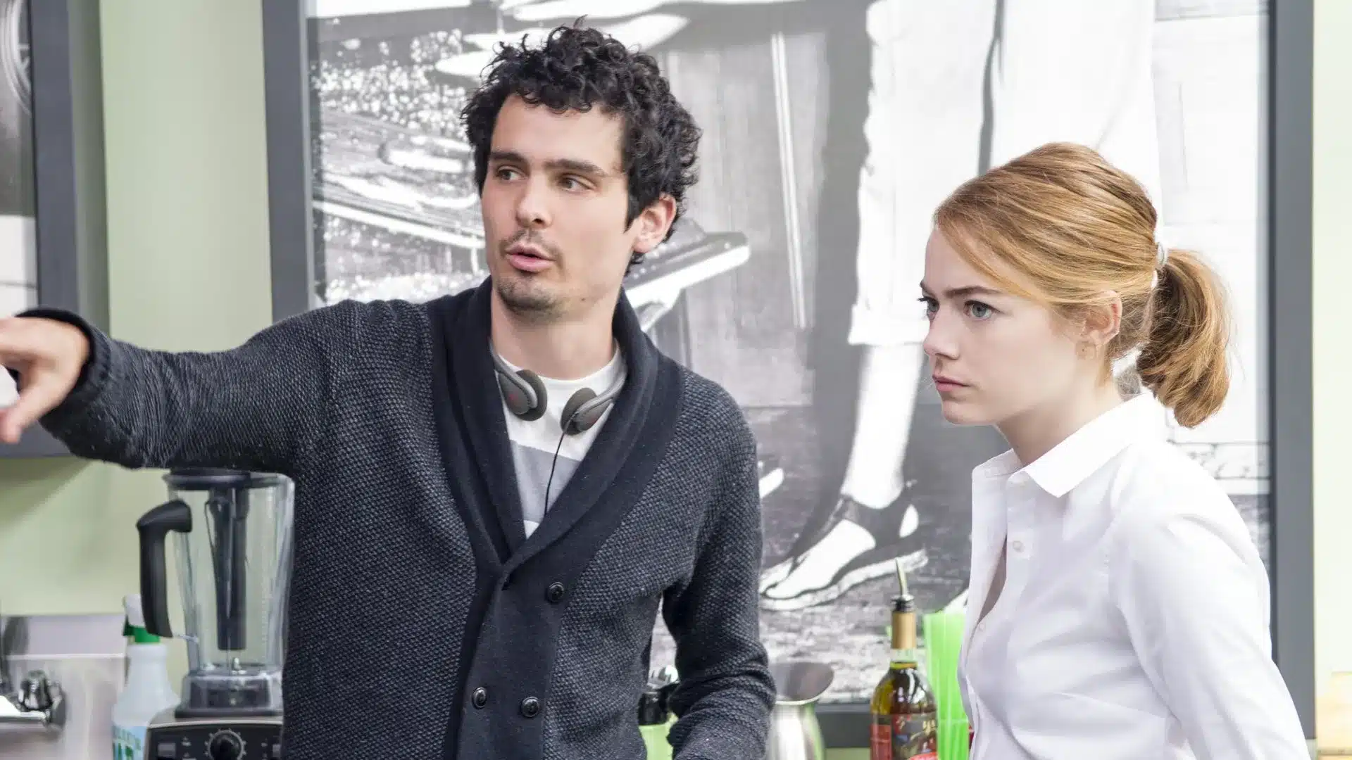 Damien Chazelle dirigiendo a Emma Stone en La La Land