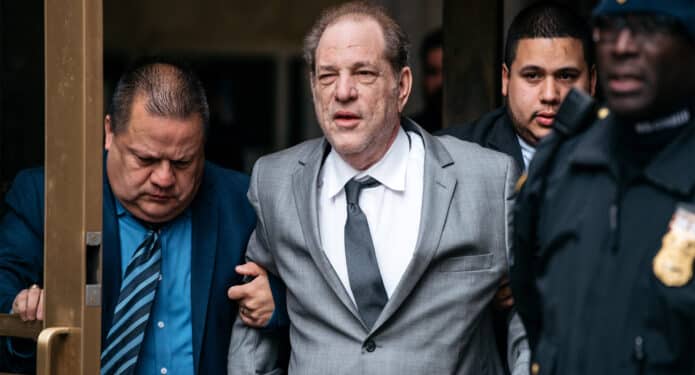 Harvey Weinstein escoltado en juicio