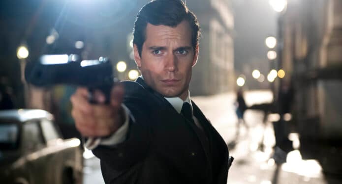 Henry Cavill con una pistola