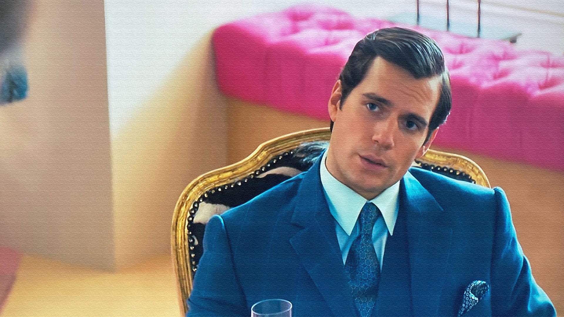 Henry Cavill con traje azul