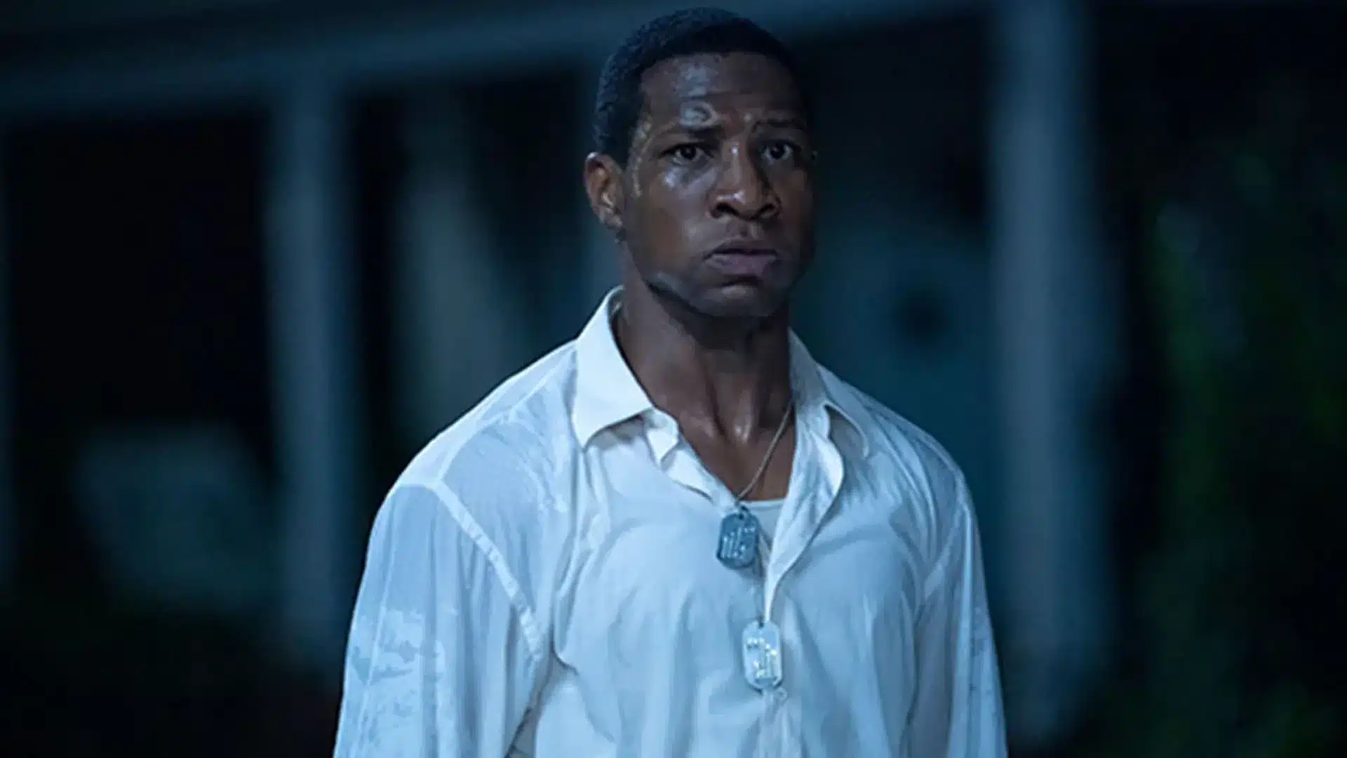 Jonathan Majors escena de noche contemplando