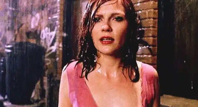 Kirsten Dunst en Spider-Man bajo la lluvia