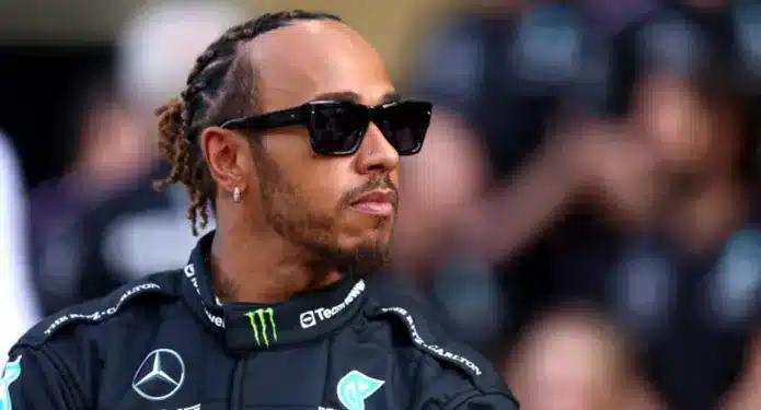 Lewis Hamilton con lentes de sol en una carrera de la F1