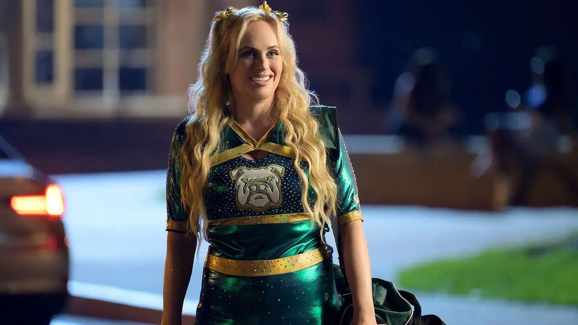 Rebel Wilson delgada con uniforme de colegiala