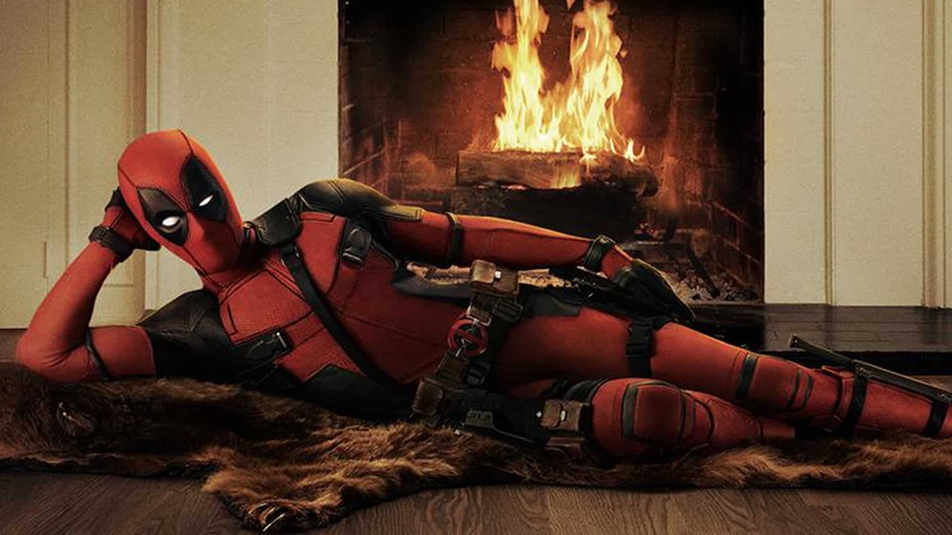 Deadpool sexy frente a una chimenea