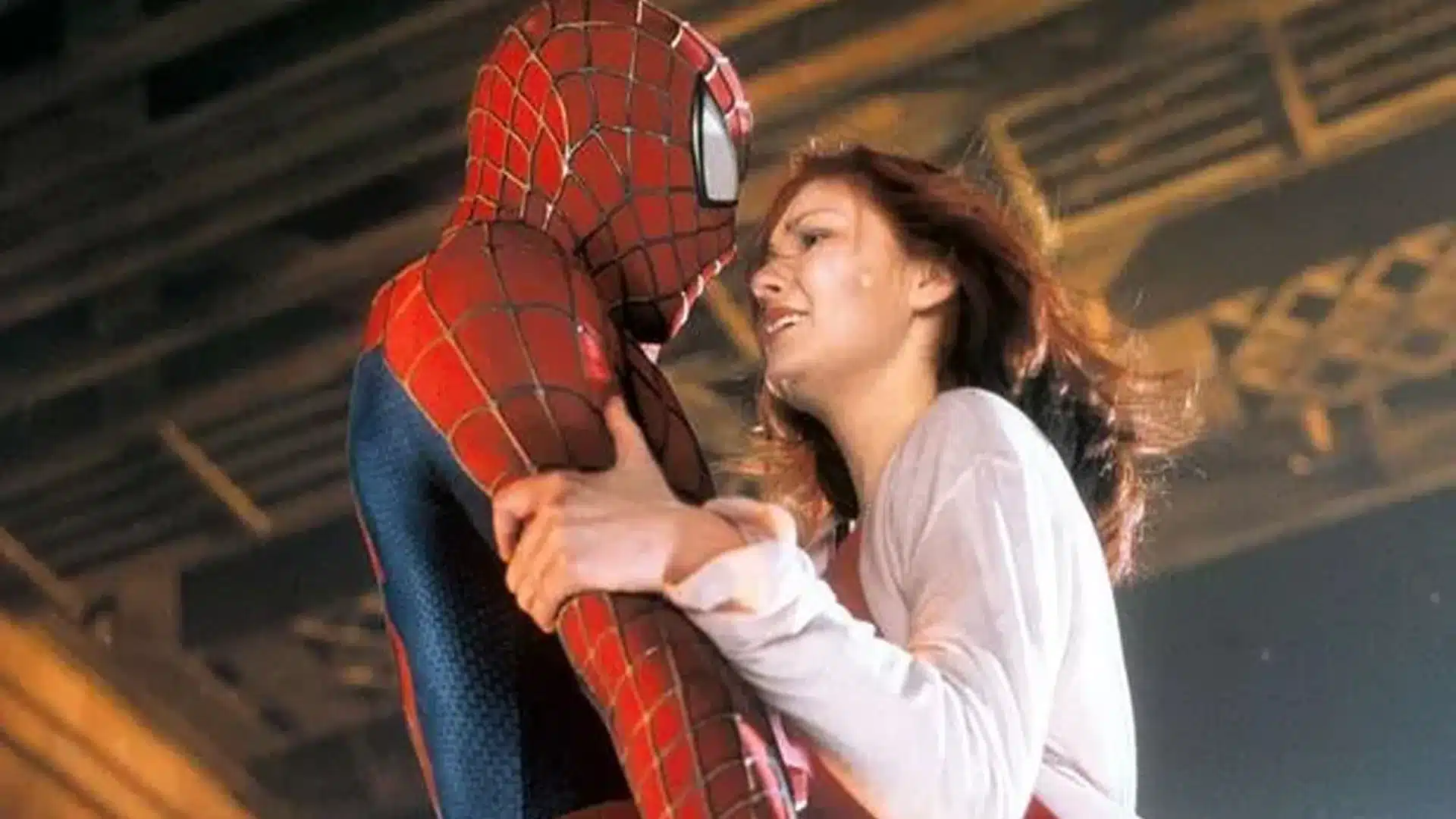 Spider-Man y Mary Jane colgando de un puente.