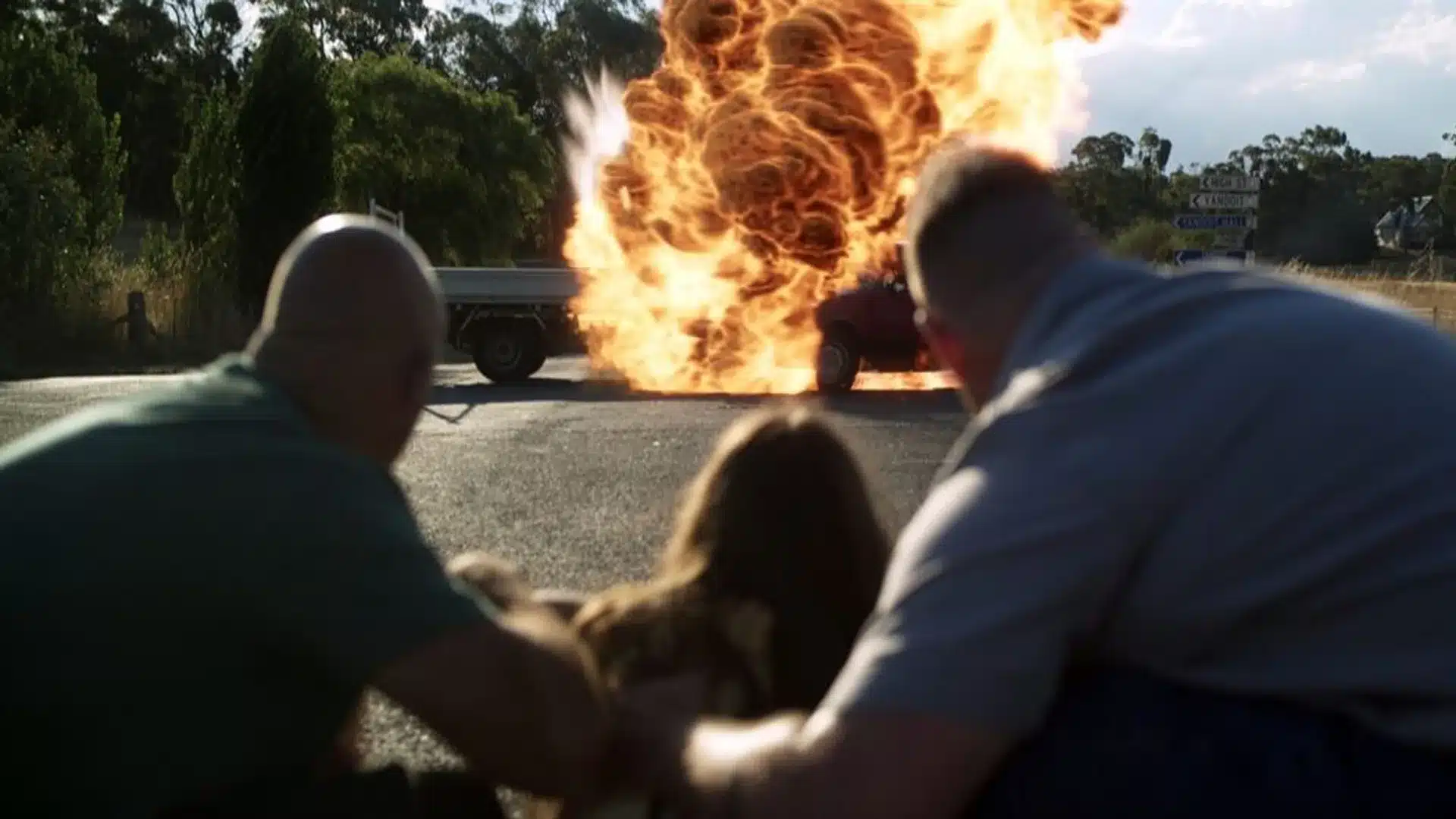 El anticristo película personajes mirando una explosión en la carretera