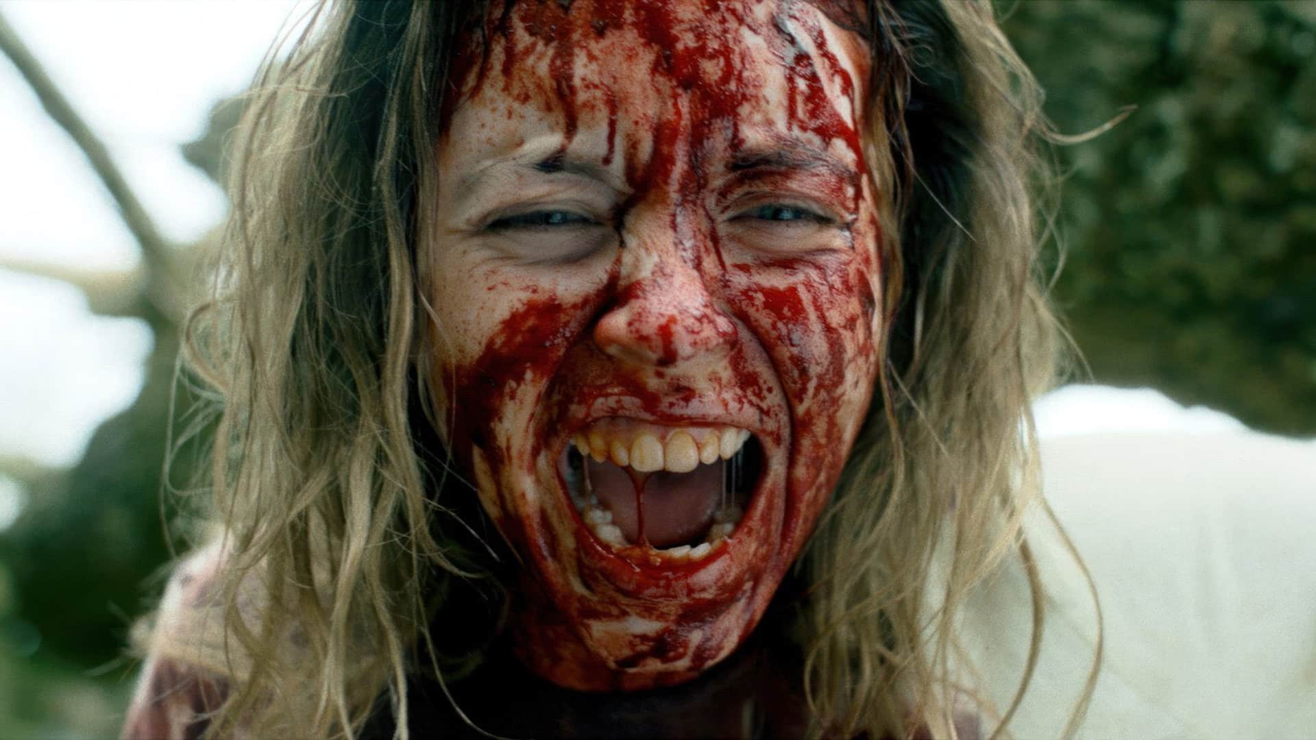 Sydney Sweeney con la cara llena de sangre