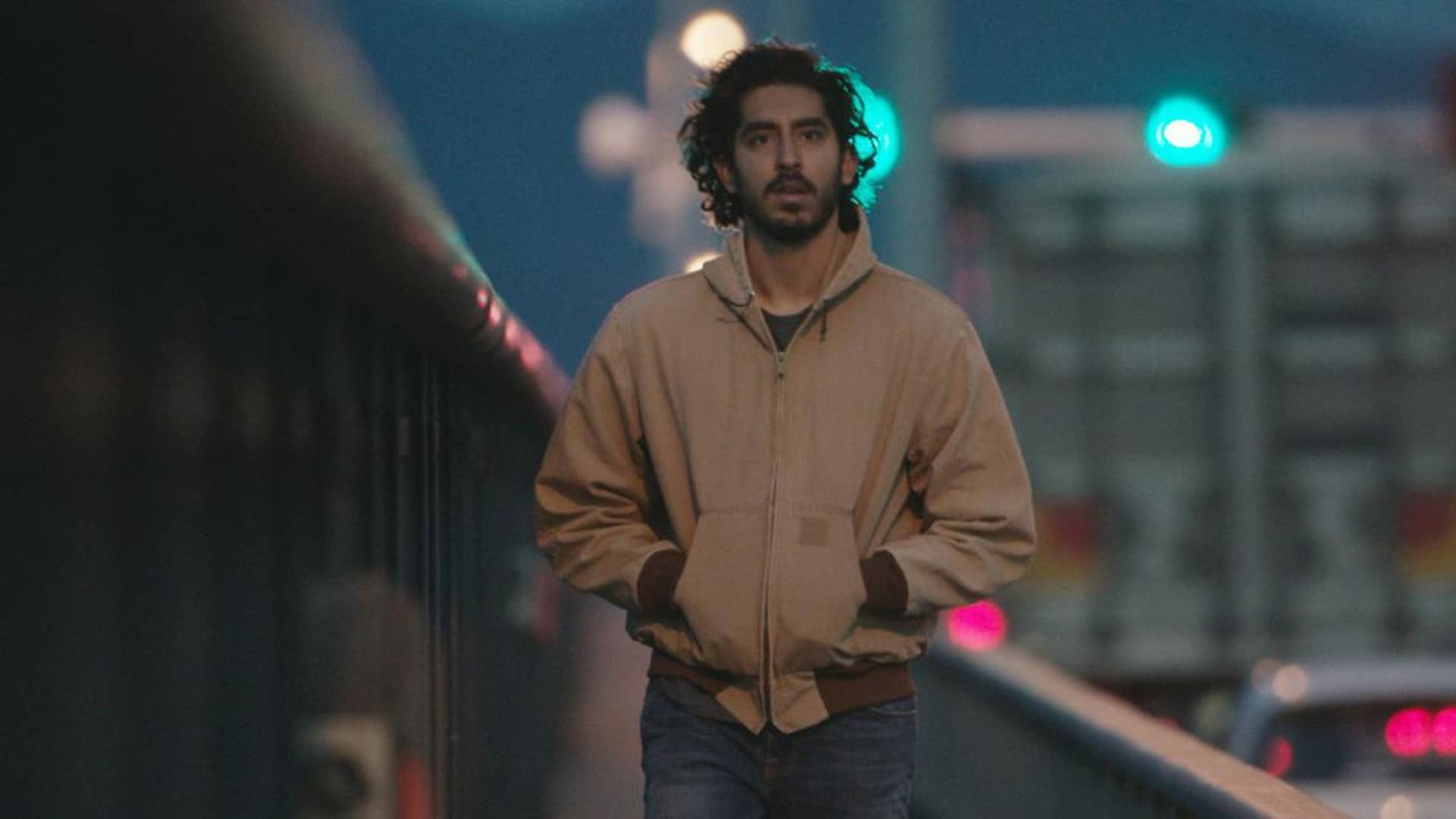 Dev Patel caminando en las calles