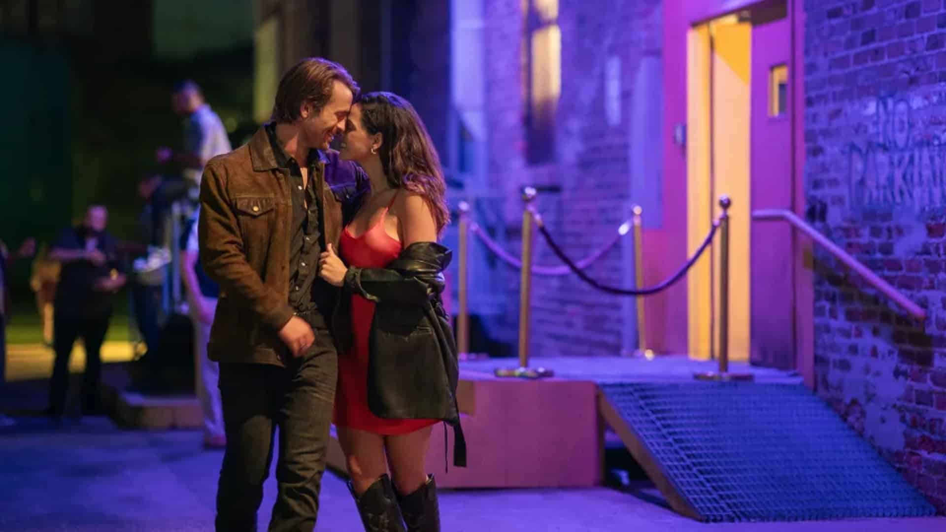 Glen Powell y Adria Arjona confesaron que filmar sus escenas de sexo en Hit Man fue “muy doloroso”.