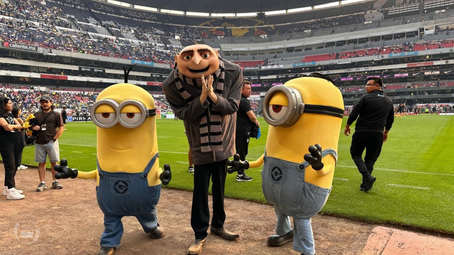 Los minions y Gru en el Estadio Azteca