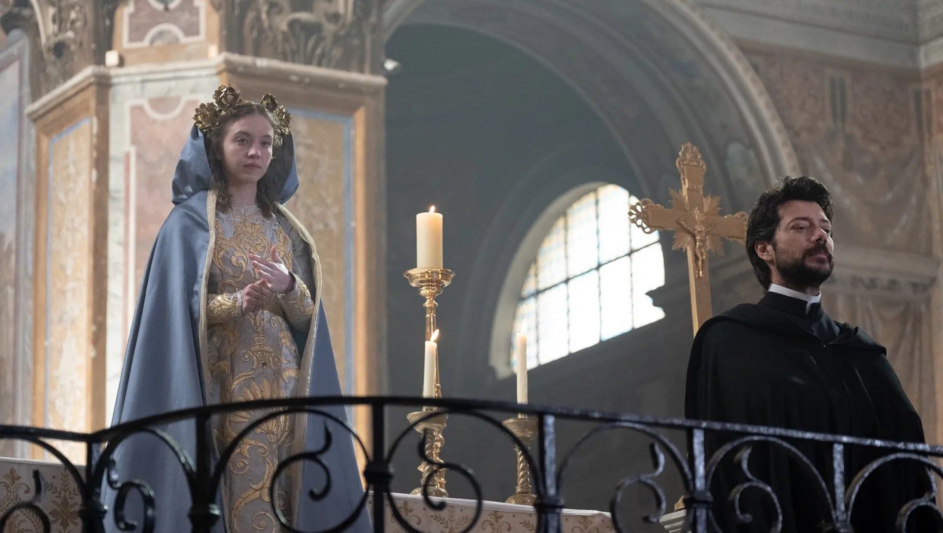 Sydney Sweeney y Álvaro Morte