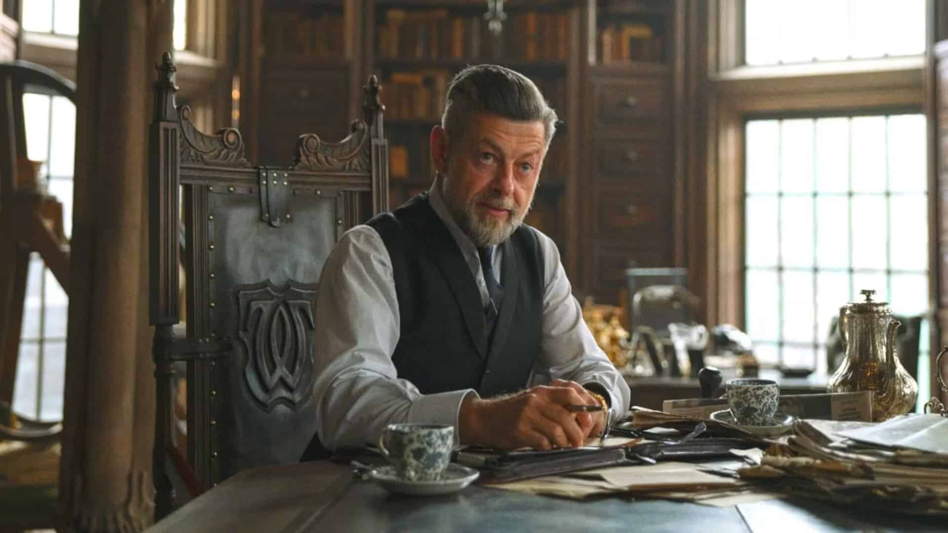 Andy Serkis como Alfred en Batman