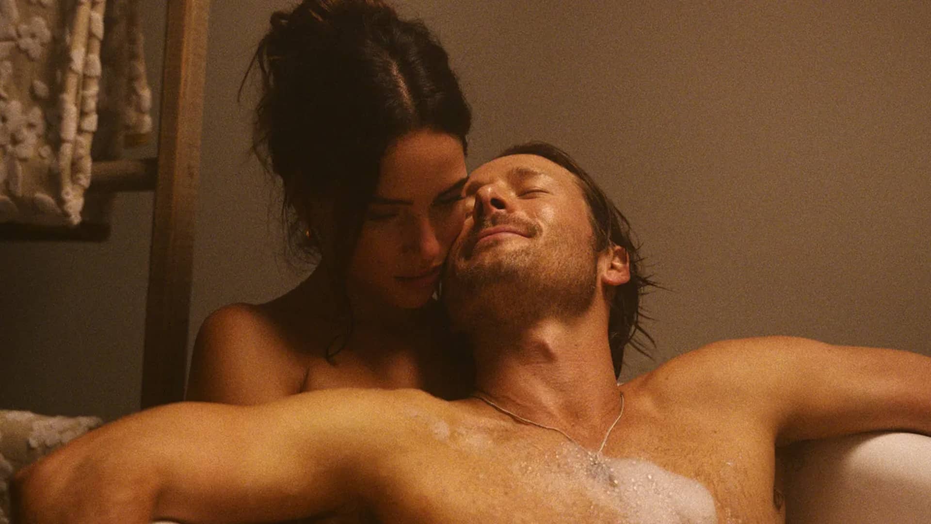 Adria Arjona y Glen Powell