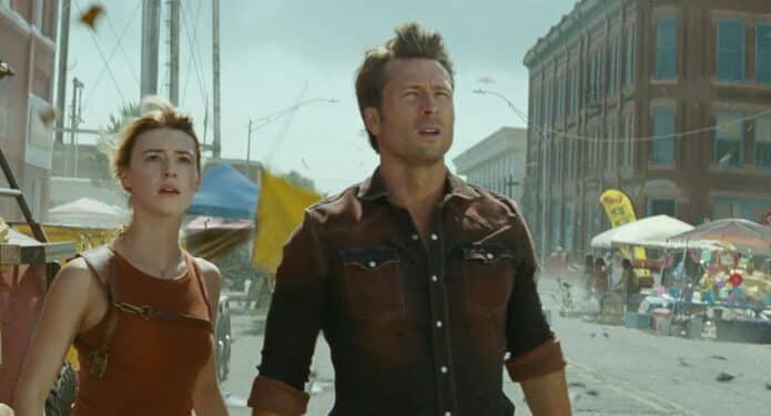 Daisy Edgar Jones y Glen Powell Tornados