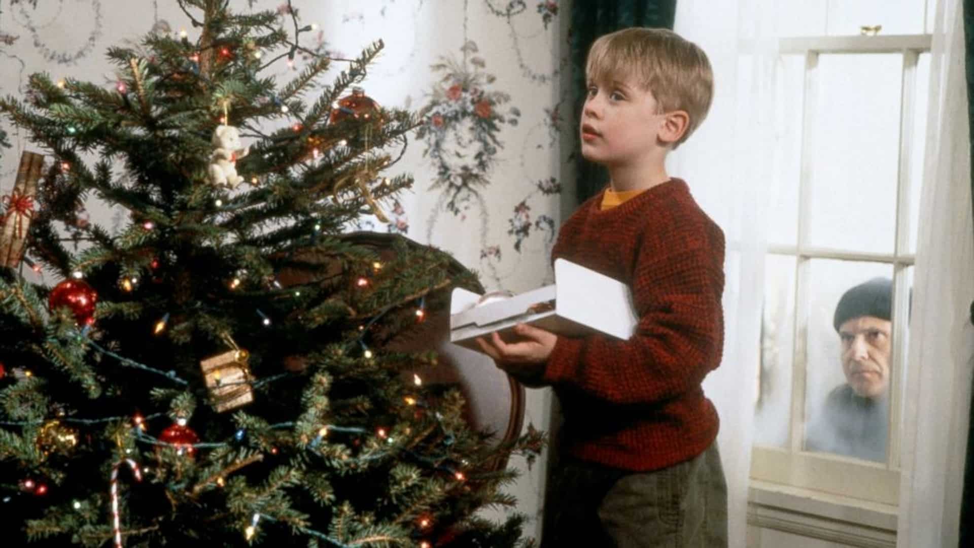 Mi pobre angelito escena árbol de navidad