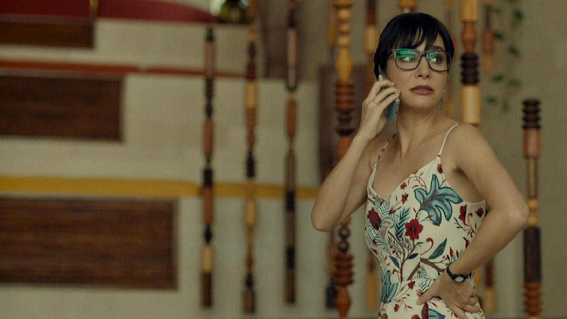 Martha Higareda al teléfono