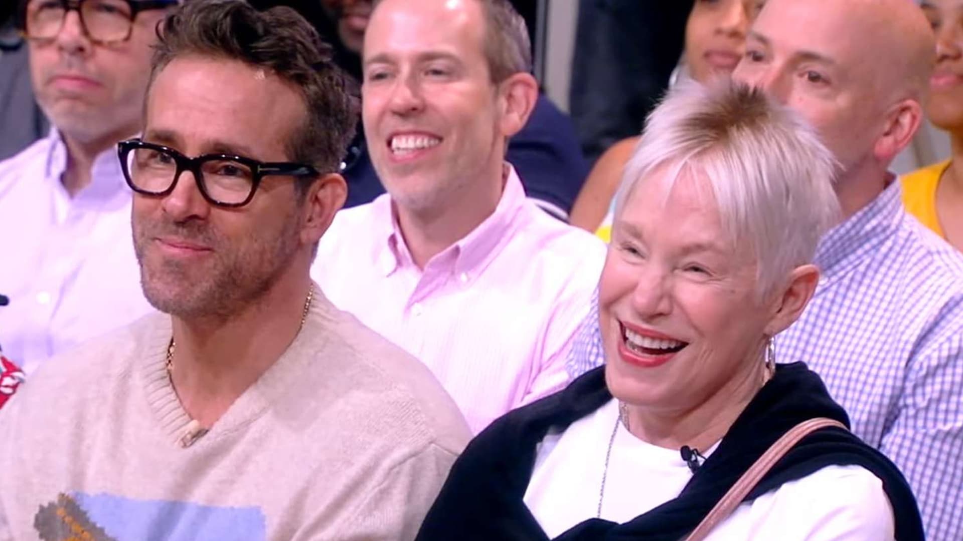 Ryan Reynolds con su mamá en The View