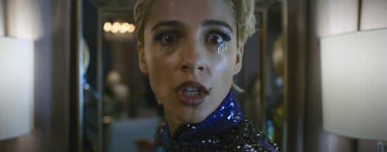 Sonríe 2 escena con Naomi Scott