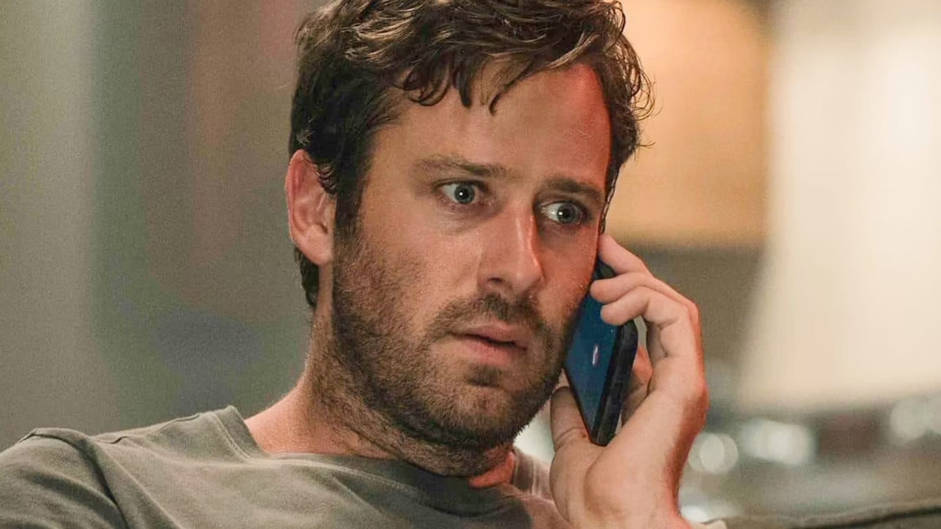 Armie Hammer hablando por teléfono