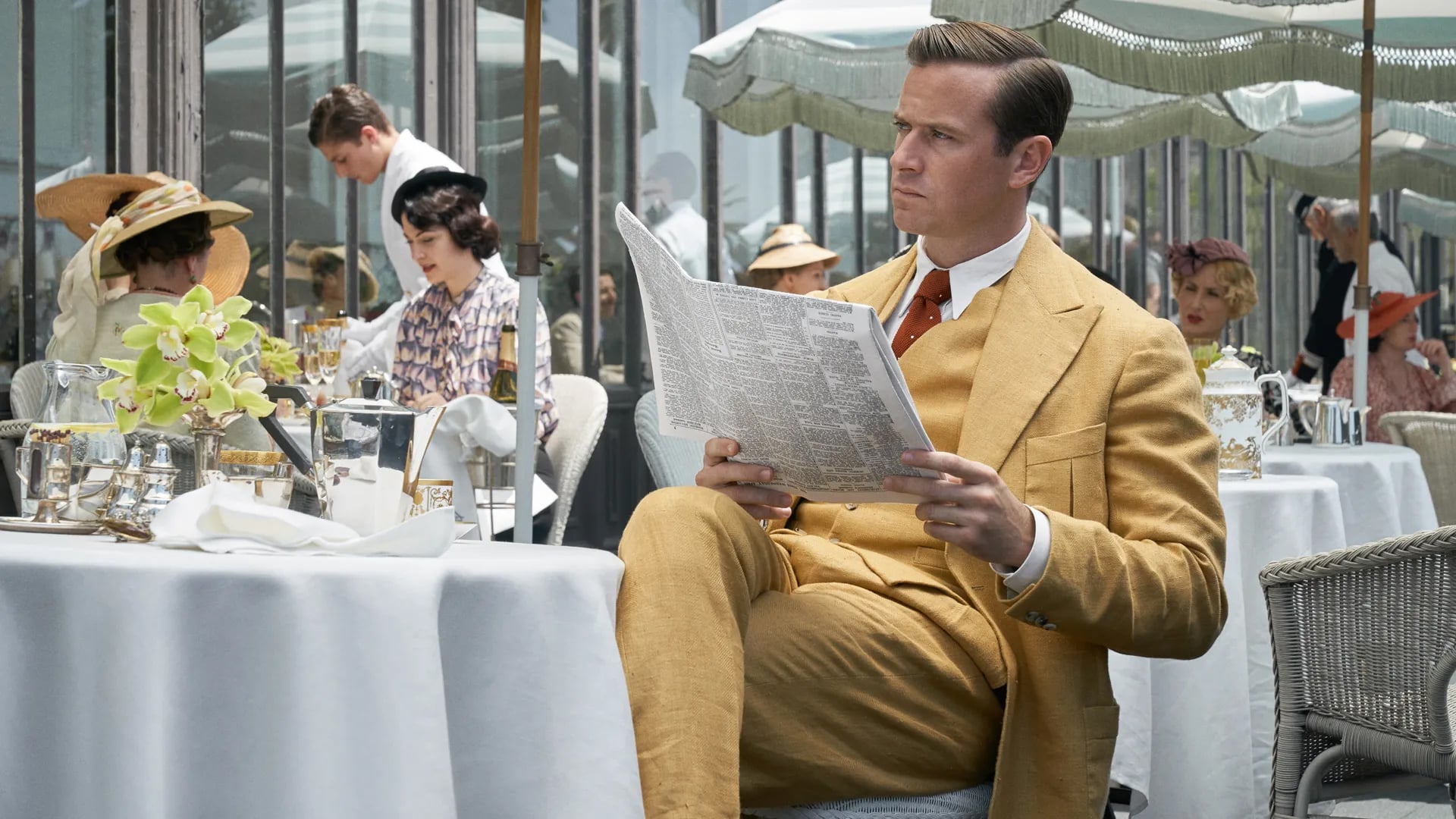 Armie Hammer leyendo el periódico