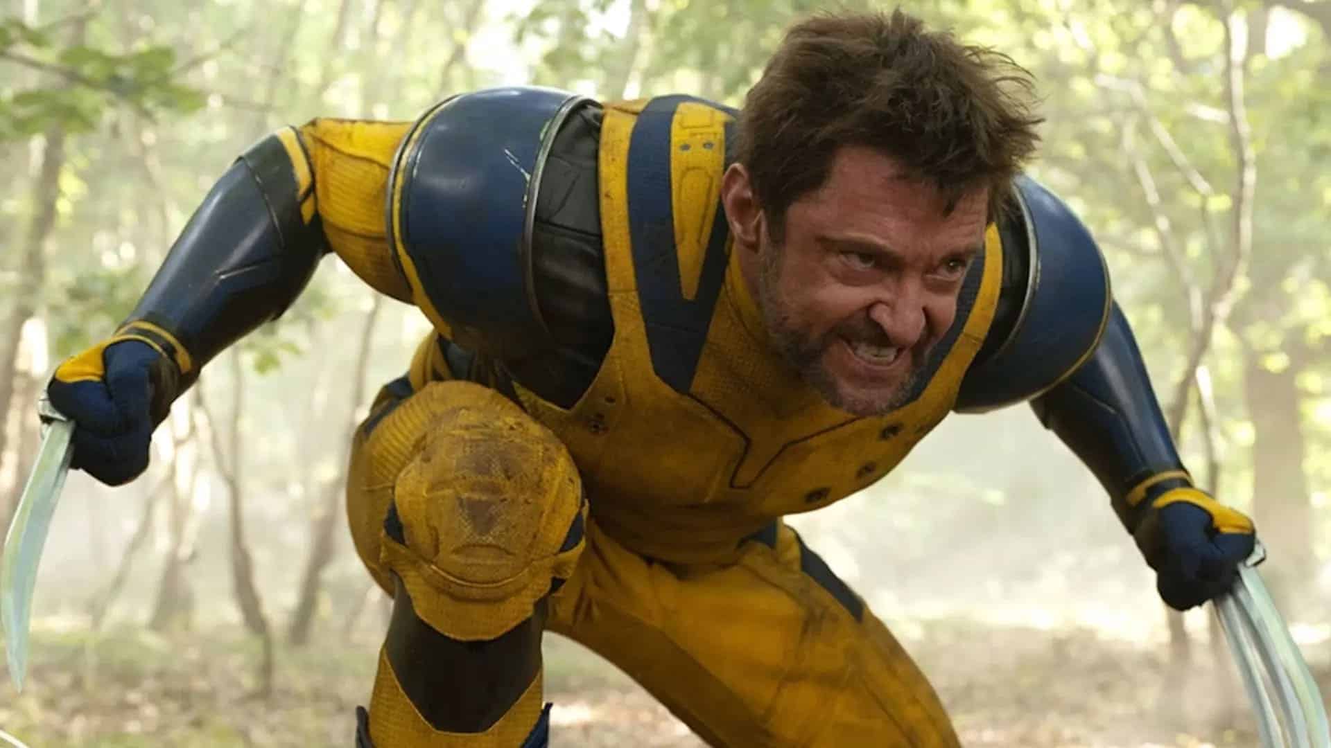 Hugh Jackman con traje amarillo