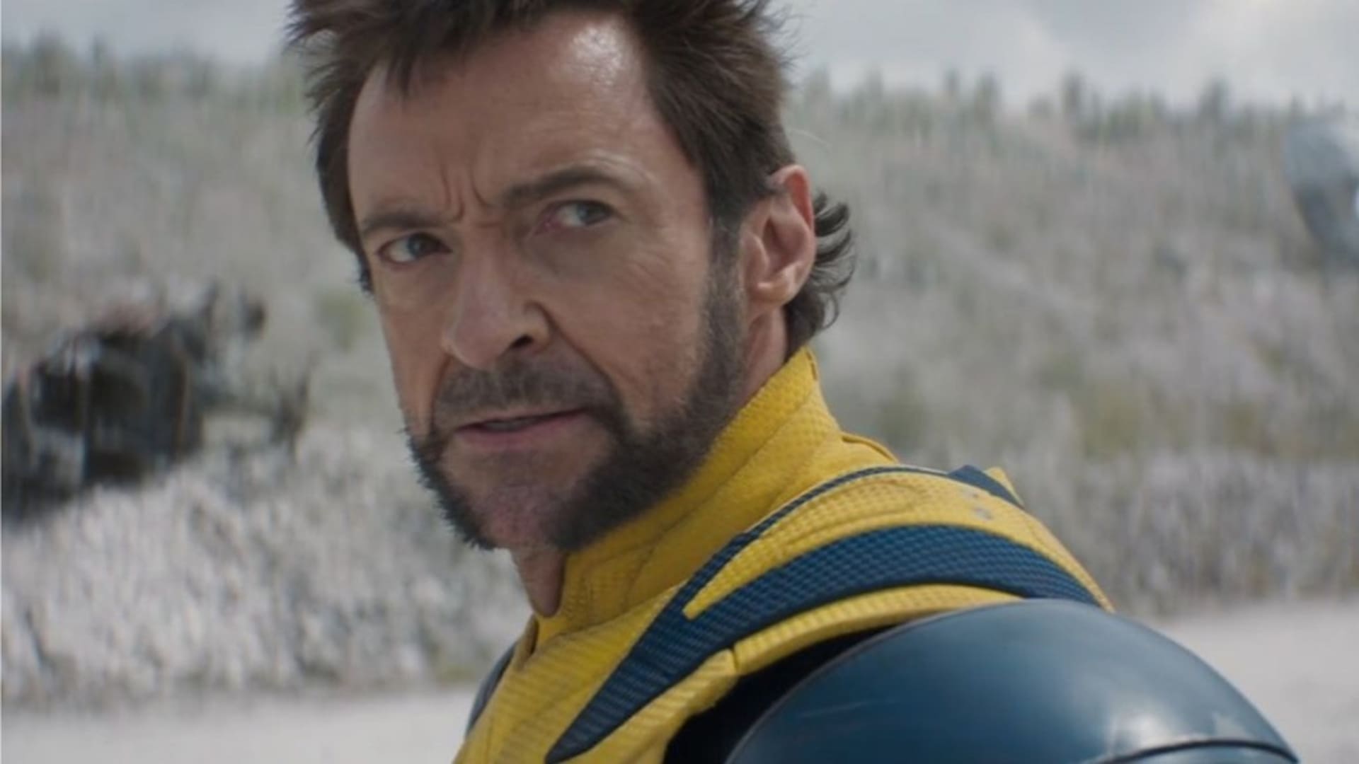 Hugh Jackman traje amarillo