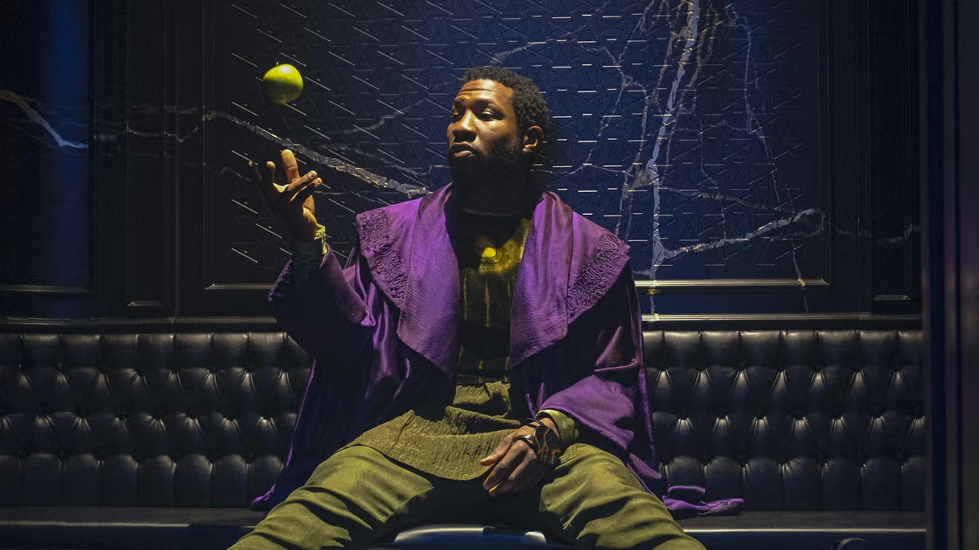 Kang jugando con una pelota