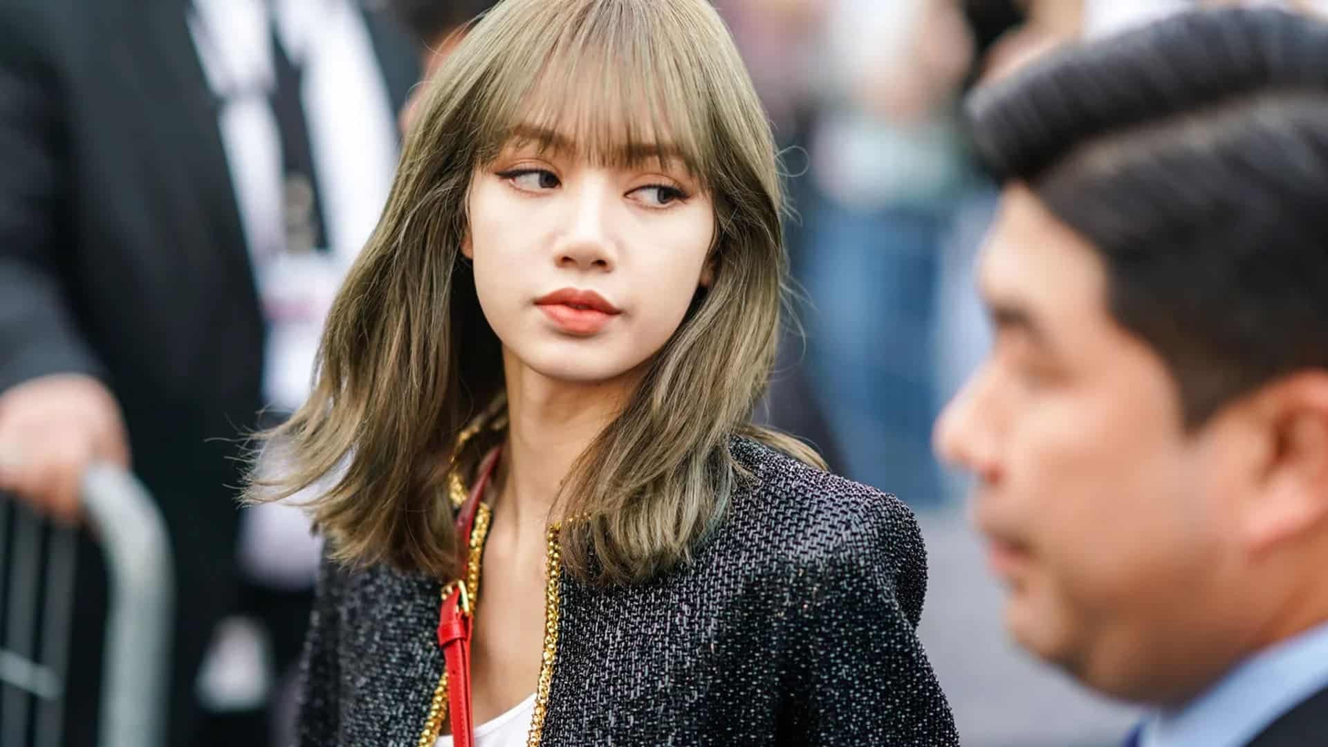 Lisa, de BLACKPINK, caminando en la calle