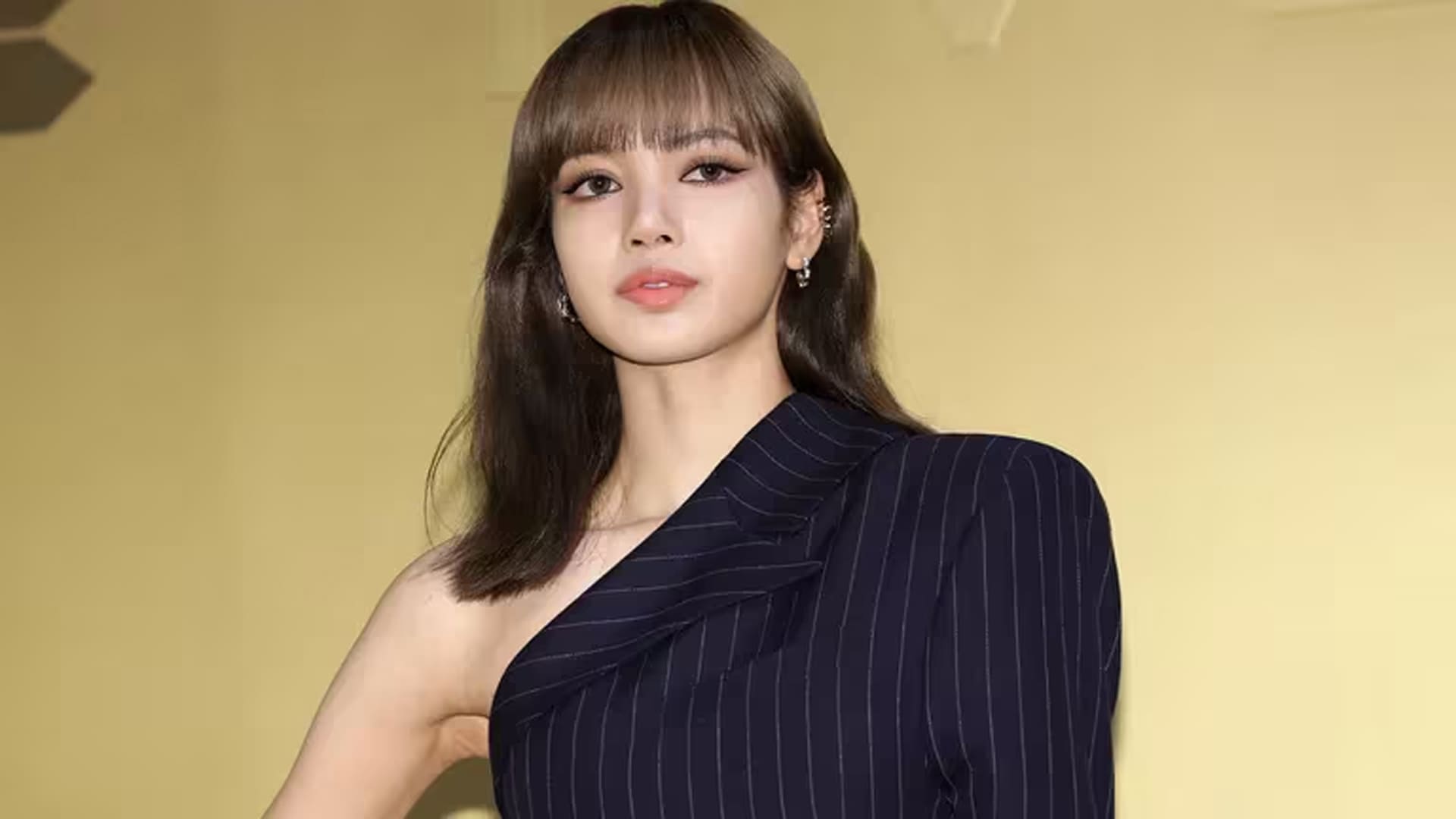 Lisa, de BLACKPINK, con vestido negro