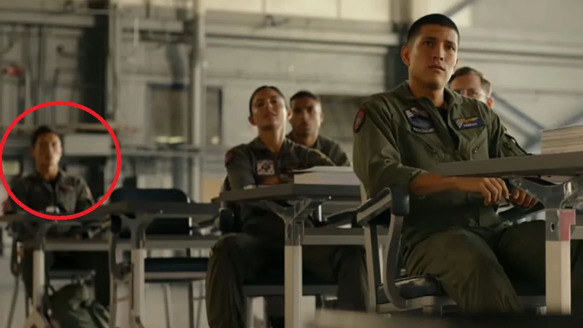 escenas de Manny Jacinto en Top Gun