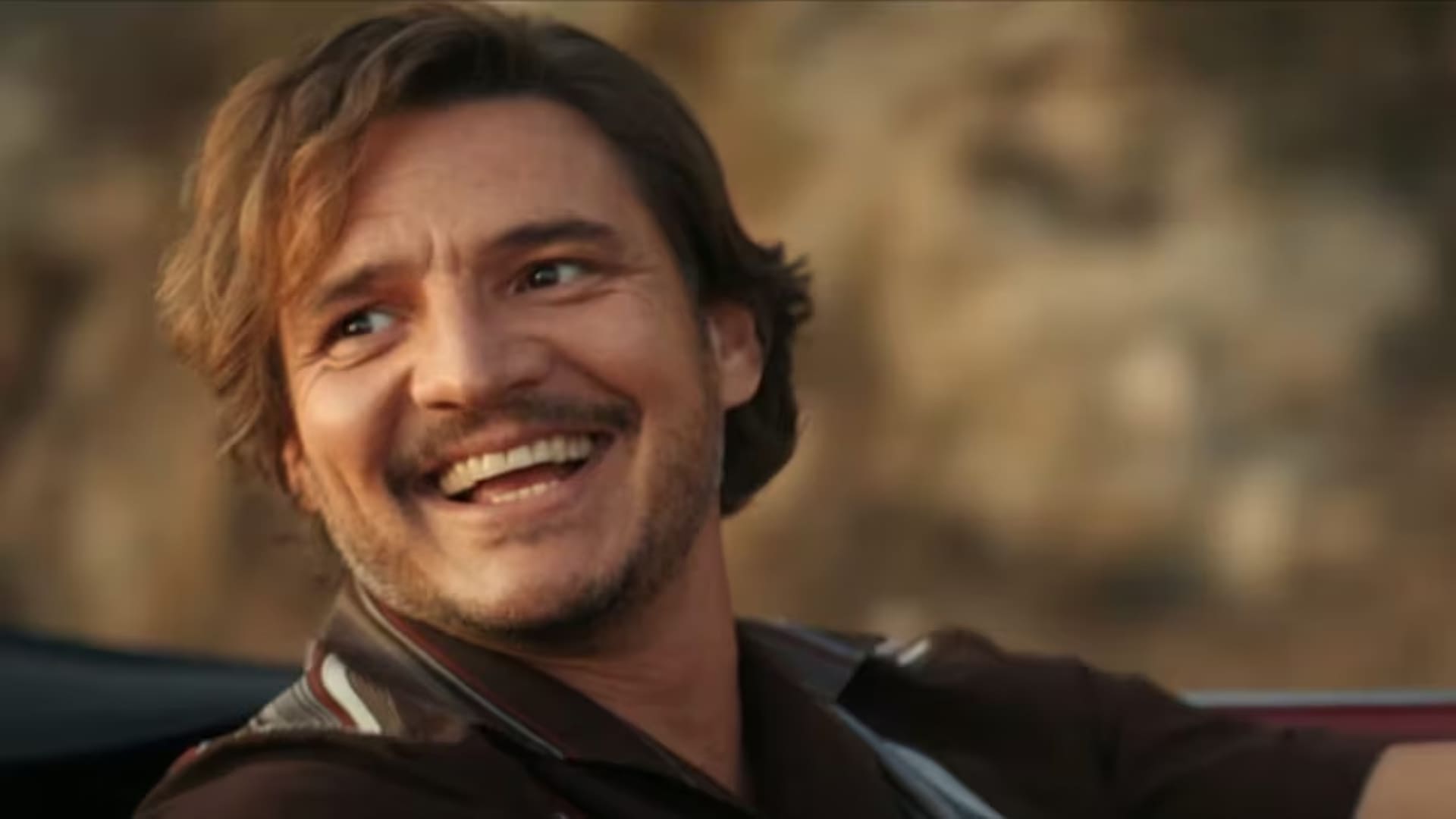 Pedro Pascal sonriendo