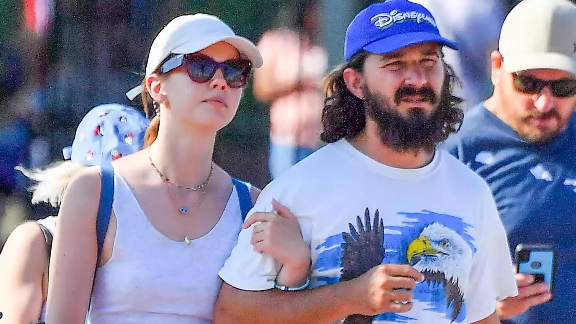 Shia LaBeouf y Mia Goth en la calle