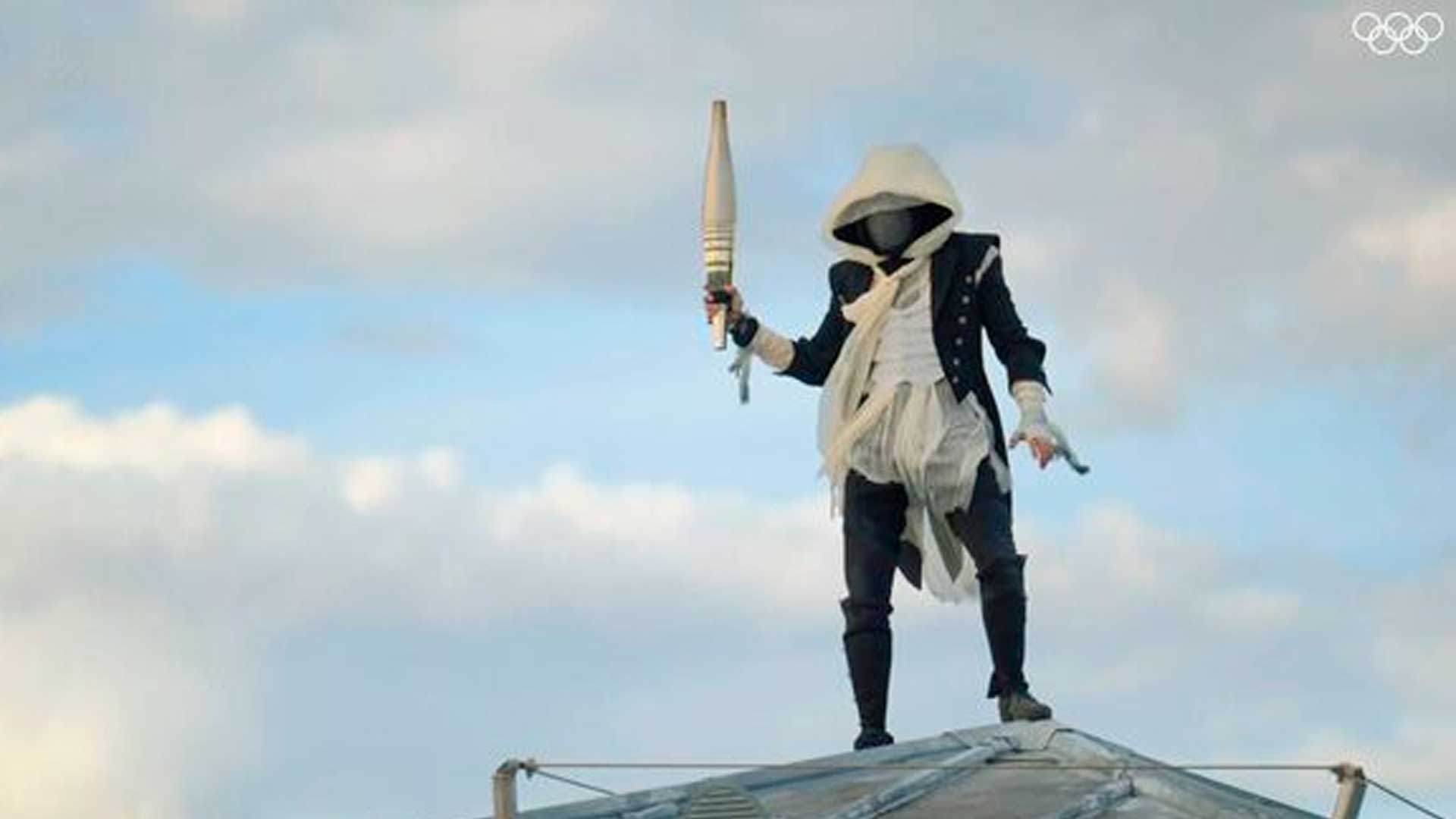 Sujeto enmascarado en París 2024