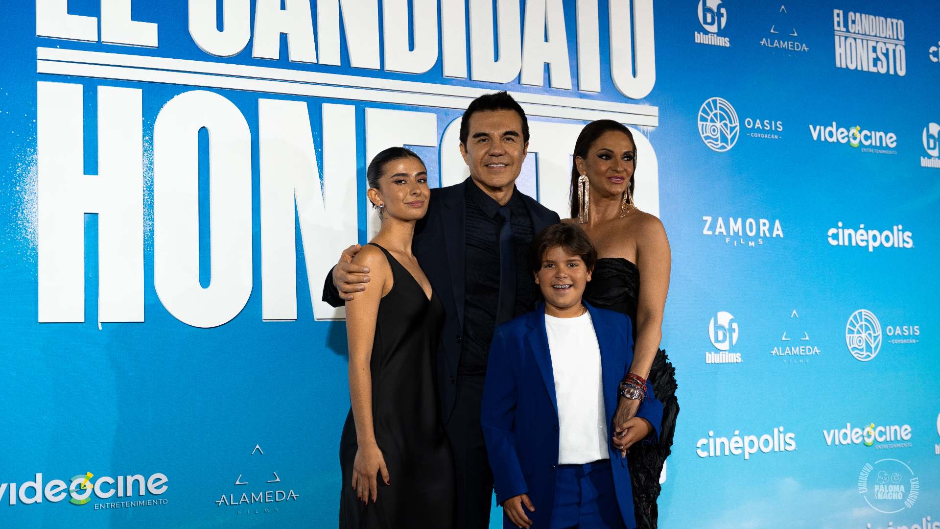 Adrián Uribe Paola Ramones y Mariana Seoane 