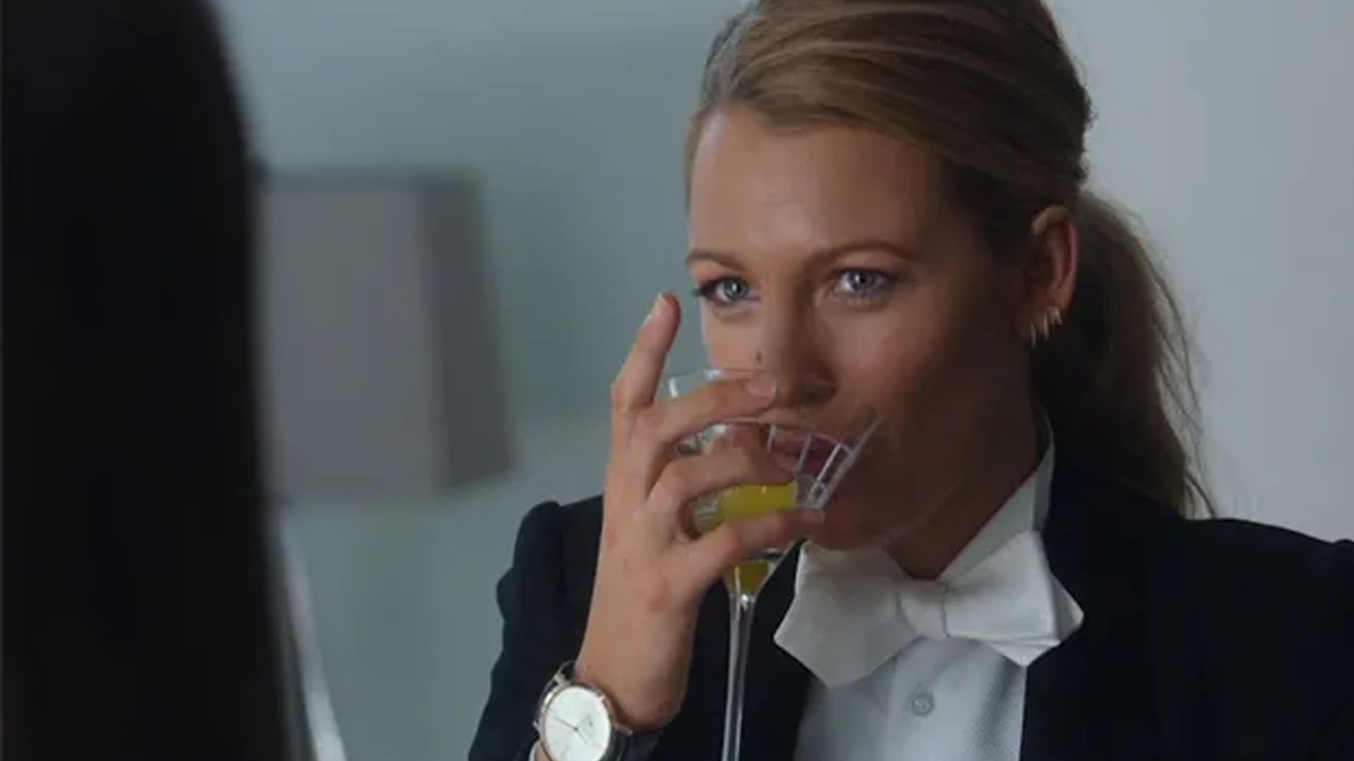 Blake Lively tomando un martini