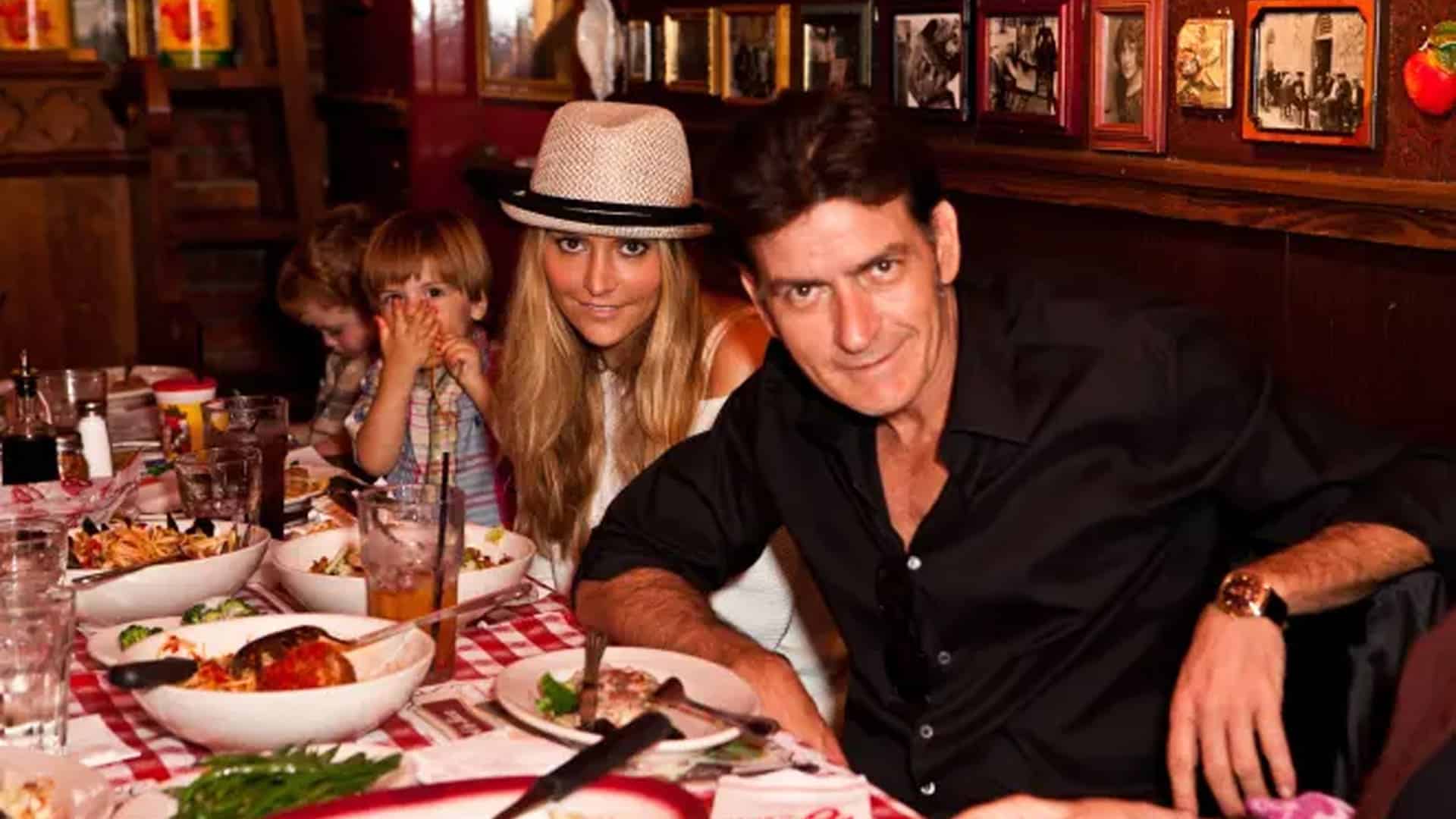 Brooke Mueller cenando con Charlie Sheen