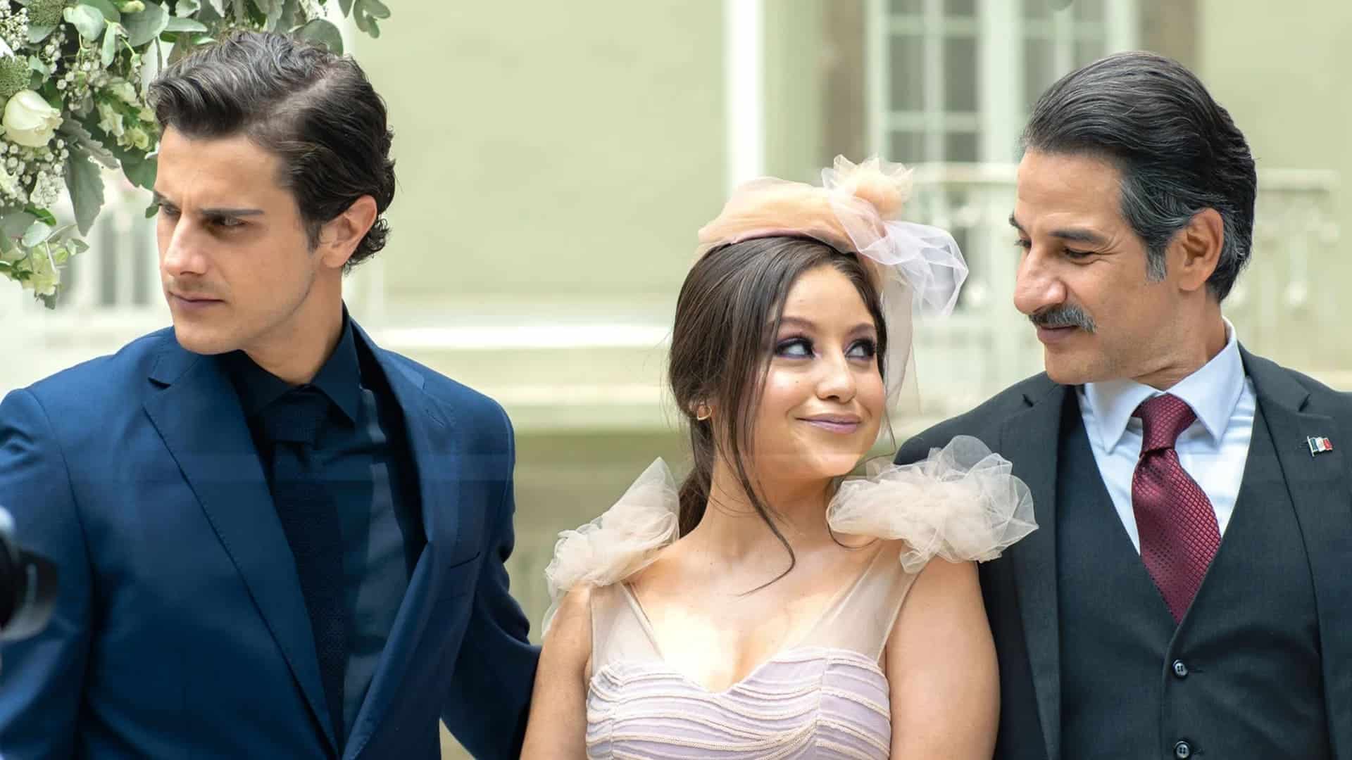 Andrea Arcangeli, Karol Sevilla y Miguel Rodarte en Casi el paraíso