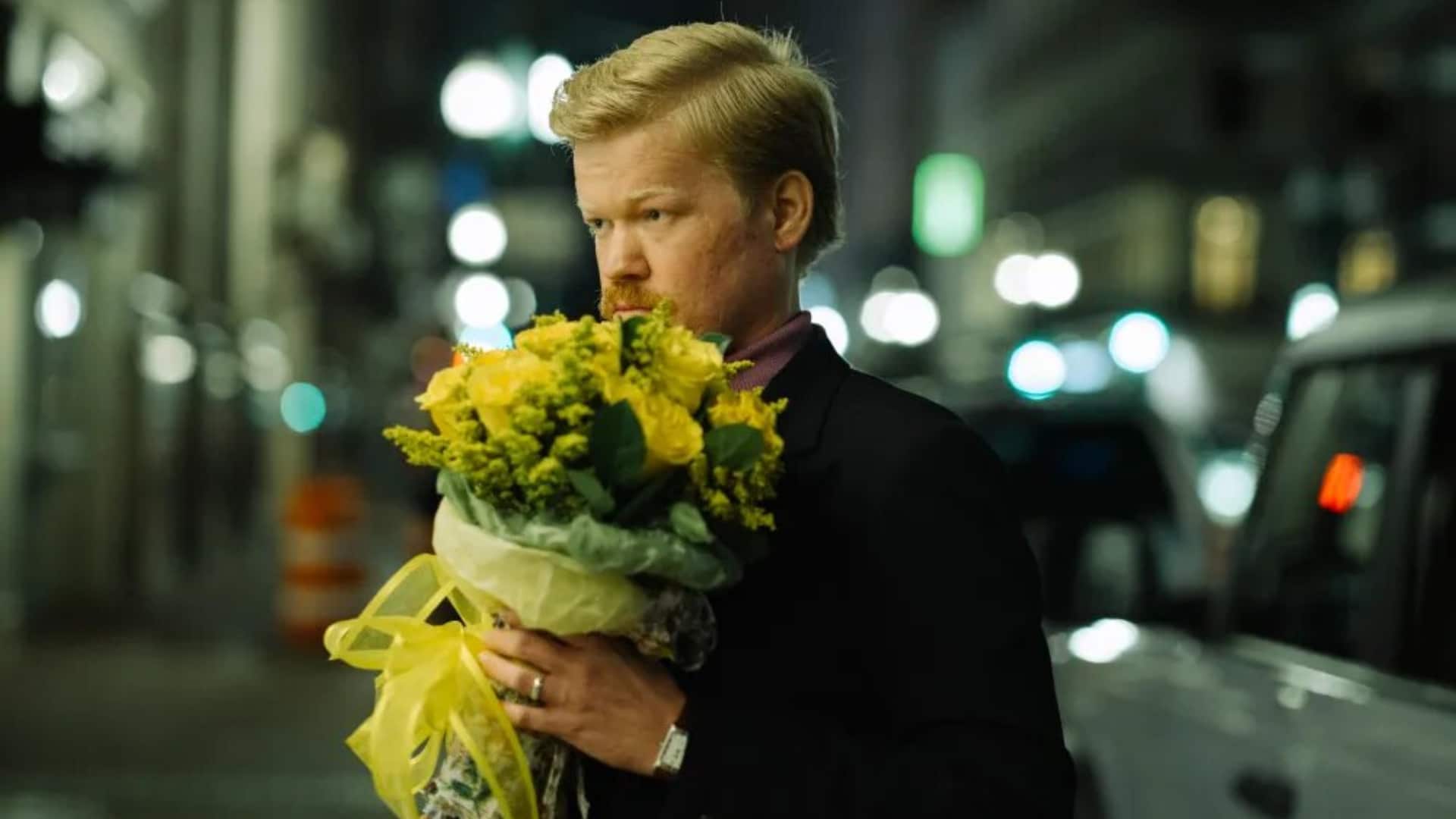 Jesse Plemons con flores amarillas 