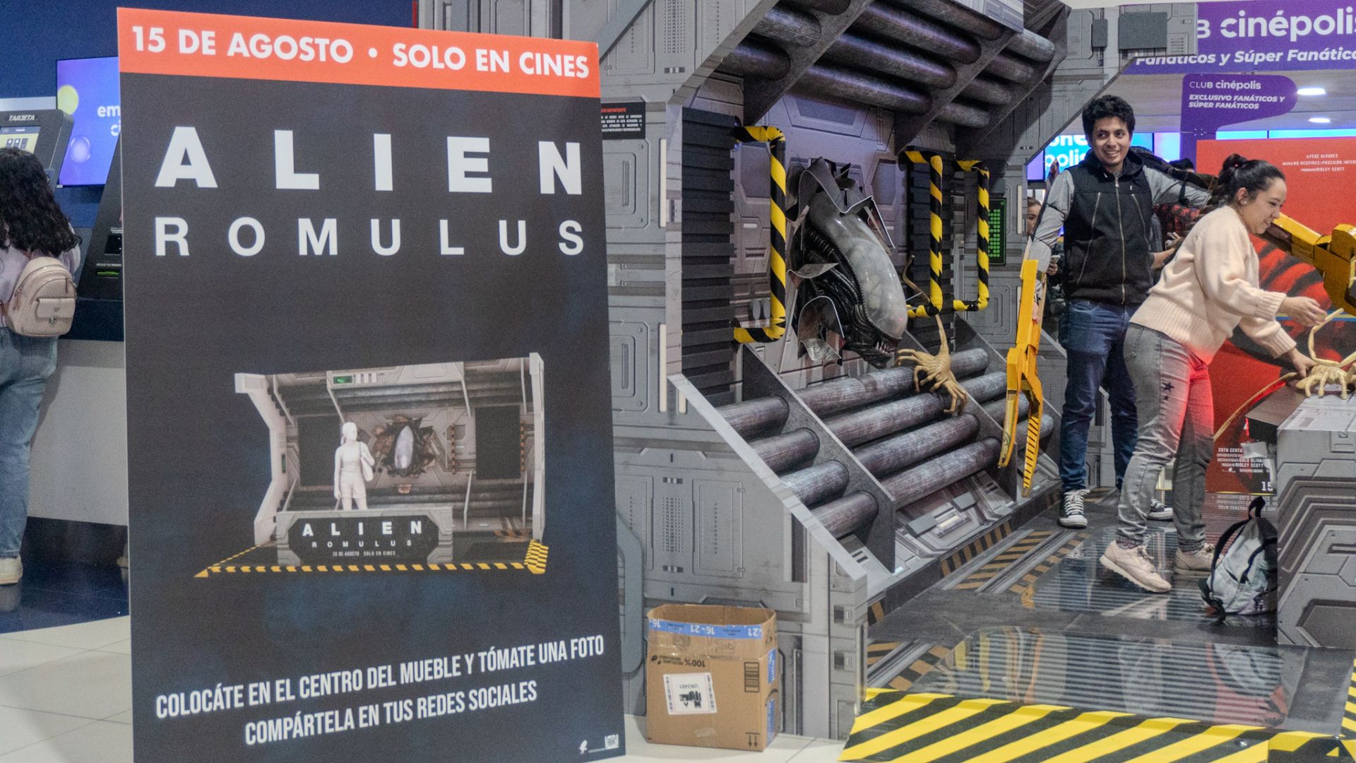 Además de pósters y pantallas con el tráiler de Alien: Romulus, el lobby de Cinépolis Universidad se convirtió en una estación espacial