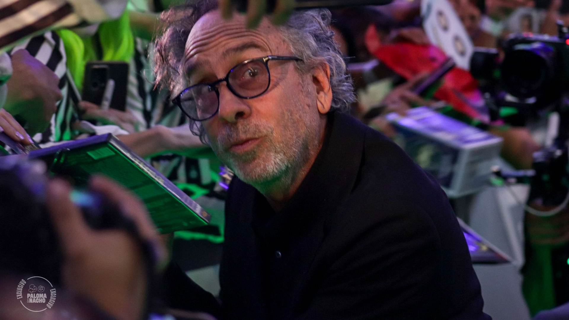 Tim Burton en México dando autógrafos